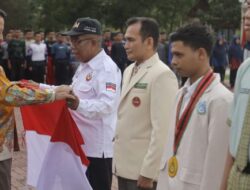 Sukseskan Pencanangan 10 Juta Bendera di Aceh, Penjabat Gubernur Bagikan Ribuan Bendera Merah Putih