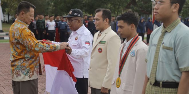 Sukseskan Pencanangan 10 Juta Bendera di Aceh, Penjabat Gubernur Bagikan Ribuan Bendera Merah Putih