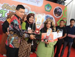 Boyong Piala Ketua DPRK, Gampong Peuniti Juarai Festival Tet Apam Banda Aceh 2023