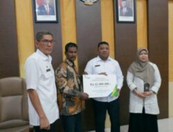 Aceh Besar Serahkan Santunan Jaminan Kematian Bagi Aparatur Gampong
