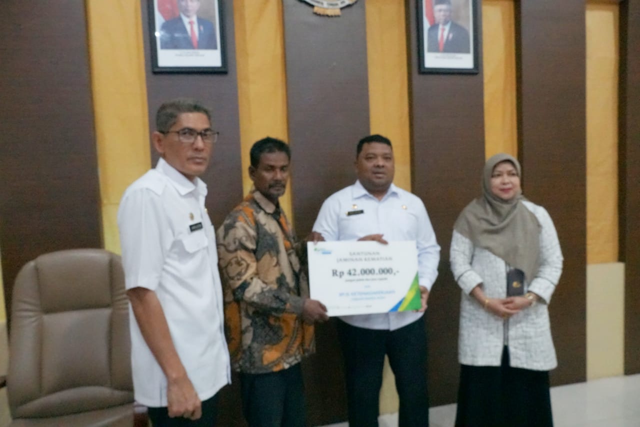 Aceh Besar Serahkan Santunan Jaminan Kematian Bagi Aparatur Gampong