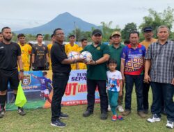 Pj Bupati Aceh Besar Lakukan Tendangan Perdana Buka Turnamen Sepak Bola HUT ke-10 Lambada FC