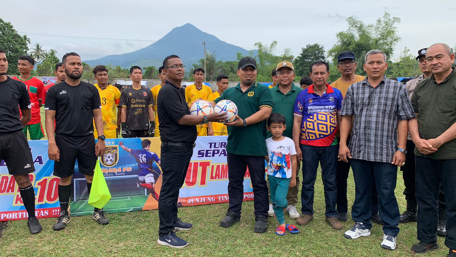 Pj Bupati Aceh Besar Lakukan Tendangan Perdana Buka Turnamen Sepak Bola HUT ke-10 Lambada FC