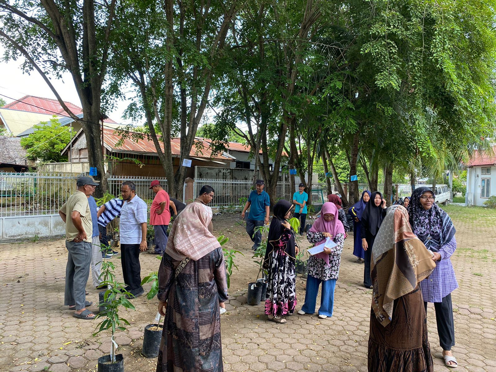 Ketahanan Pangan, Camat Kadafi Salurkan Bibit Tanaman di Geuceu Komplek