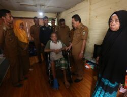 Pj Amiruddin Serahkan Bantuan Kursi Roda Warga Kurang Mampu
