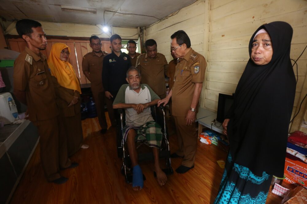 Pj Amiruddin Serahkan Bantuan Kursi Roda Warga Kurang Mampu