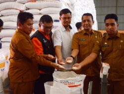 Wakili Pj Bupati, Kadis Pangan Aceh Besar Dampingi Pemerintah Aceh Cek Stok dan Kualitas Beras di Gudang Bulog