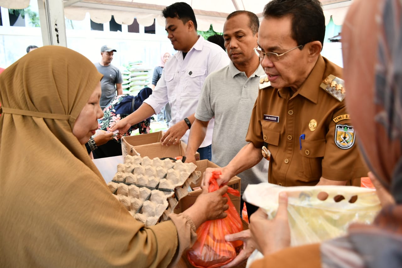 Amiruddin Tinjau Pasar Murah di Kecamatan Baiturrahman