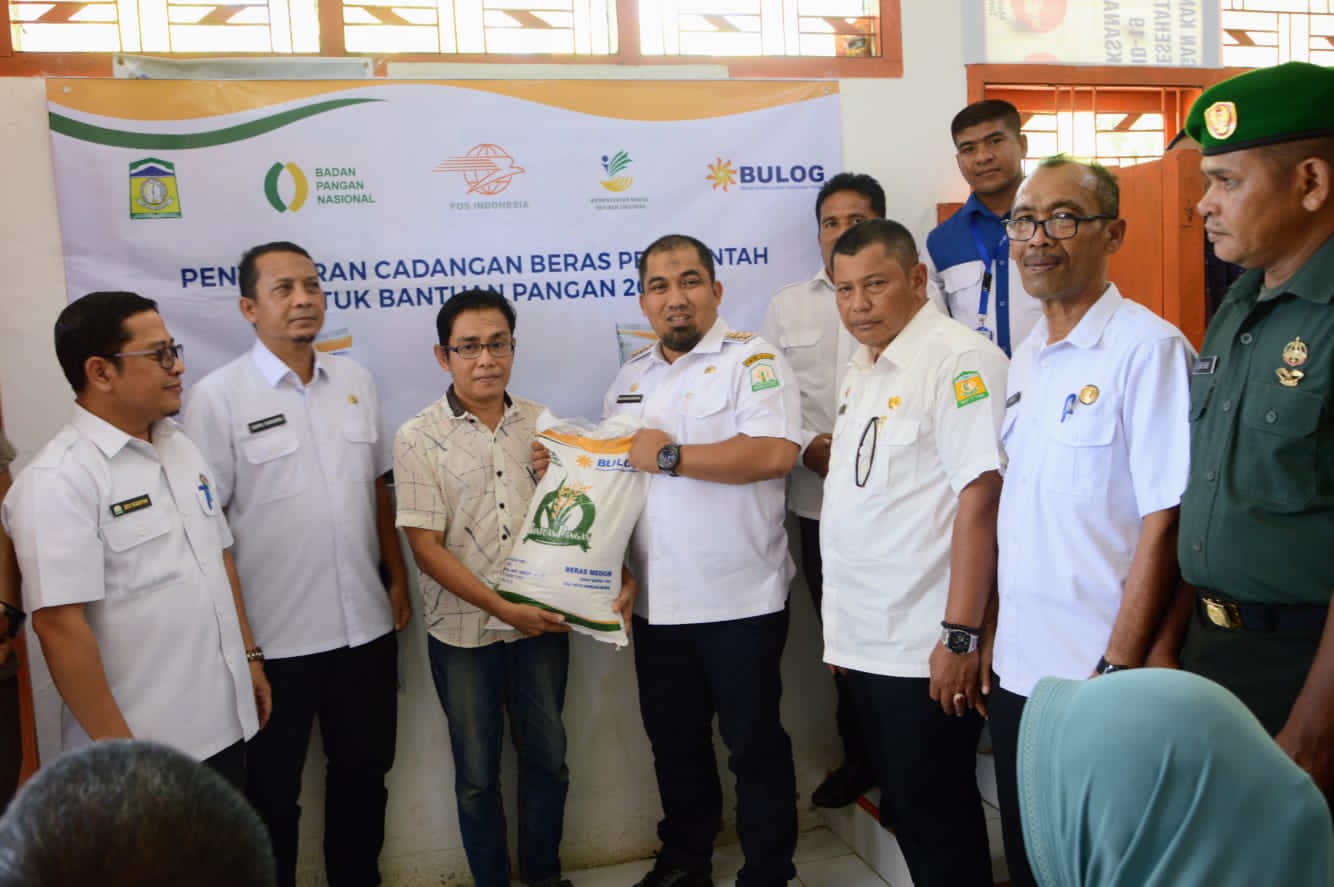Pj Bupati Aceh Besar Lauching dan Serahkan Bantuan Pangan Cadangan Beras Pemerintah Tahap II