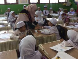 Bunda PAUD Banda Raya Bersama Himpaudi Kunjungi SD Percontohan