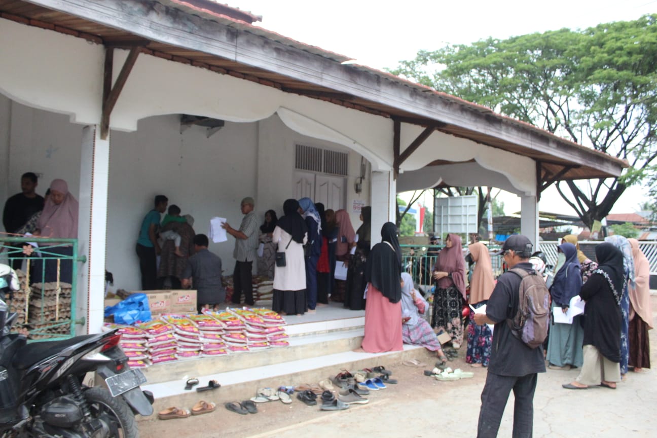Camat Kadafi Salurkan Sembako Untuk keluarga Kurang Mampu dan Balita Berisiko Stunting