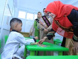Wardiati Serahkan Buku Sirah Nabawiyah untuk PAUD Bungong Meulu