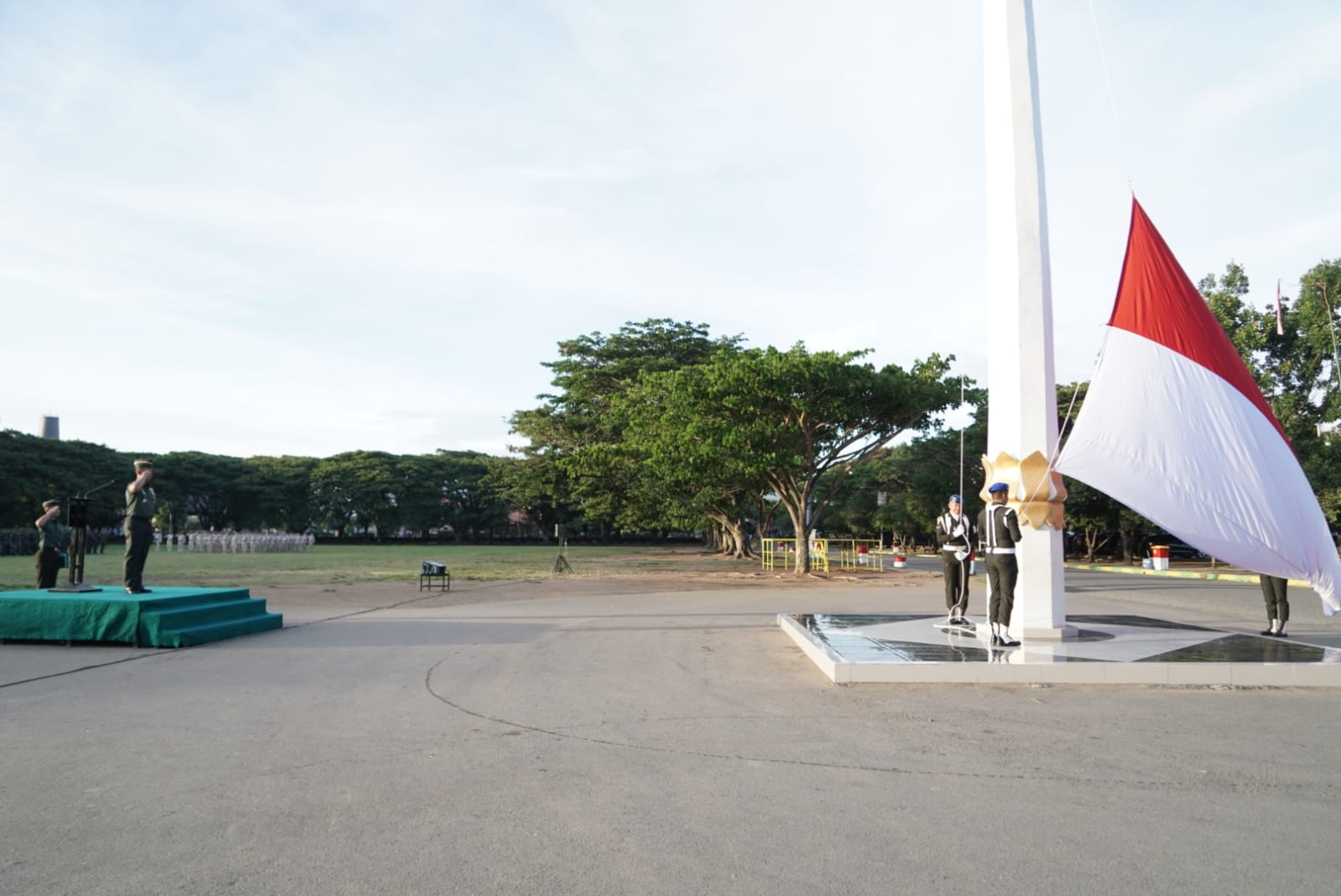 Irdam IM mewakili Pangdam IM bertindak sebagai Inspektur Upacara memimpin Upacara Bendera Bulanan.
