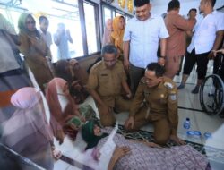 Tinjau Kebakaran Lueng Bata, Amiruddin Semangati-Serahkan Bantuan bagi Korban