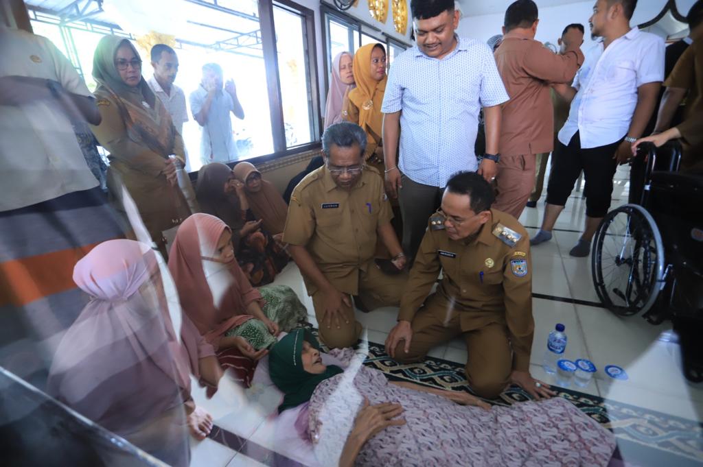 Tinjau Kebakaran Lueng Bata, Amiruddin Semangati-Serahkan Bantuan bagi Korban