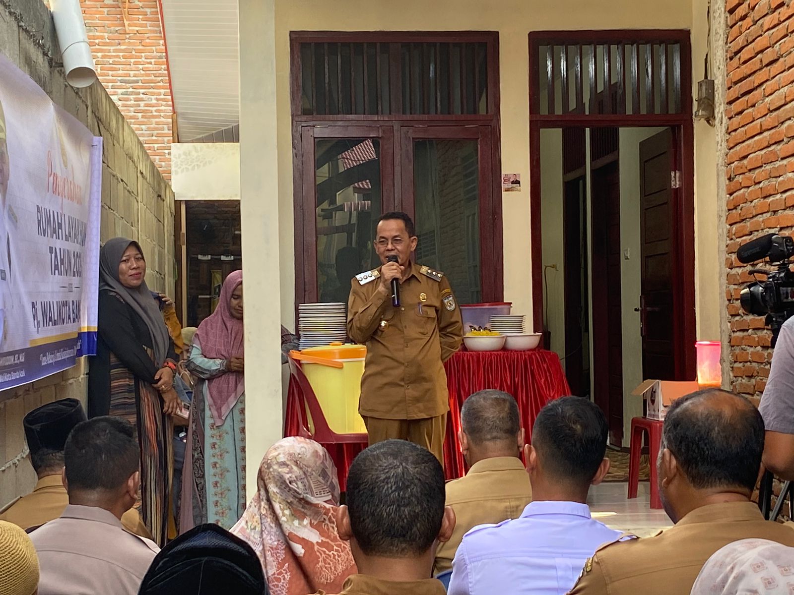 Pj Wali Kota Serah Terima Rumah Layak Huni untuk Warga Batoh