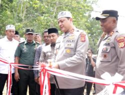 Pj Bupati Aceh Besar Dampingi Kapolda Aceh Serahkan Bantuan Sumur Bor kepada Warga Lamsie