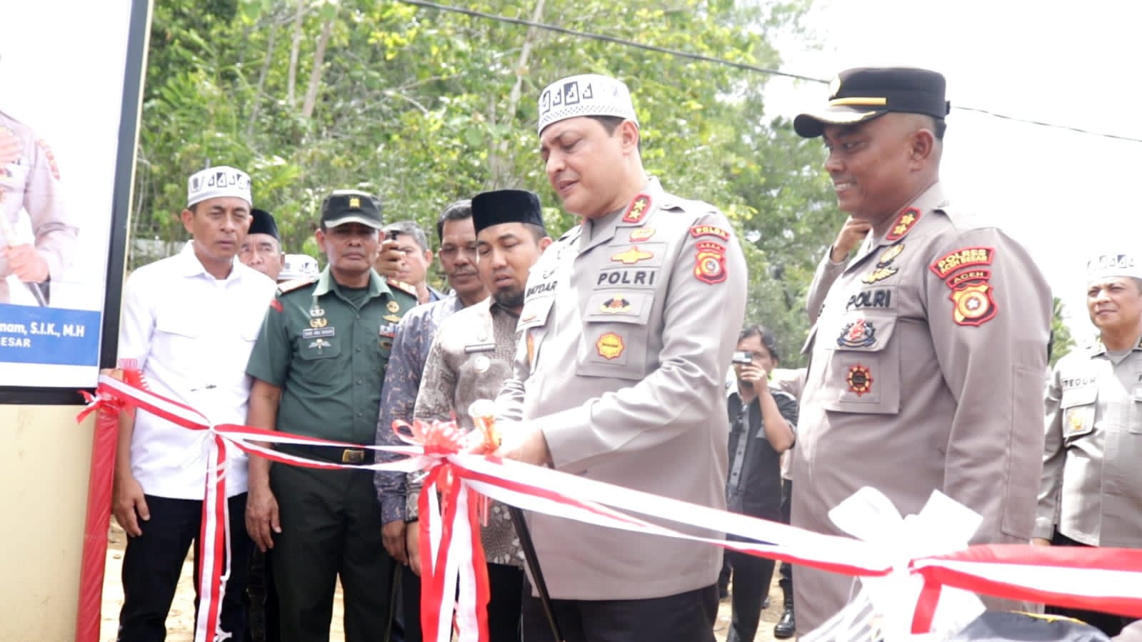 Pj Bupati Aceh Besar Dampingi Kapolda Aceh Serahkan Bantuan Sumur Bor kepada Warga Lamsie