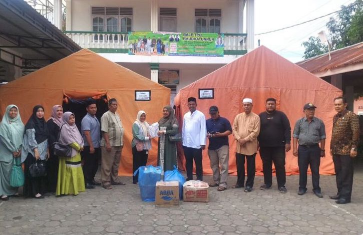 Camat Lueng Bata Serahkan Bantuan untuk Korban Kebakaran