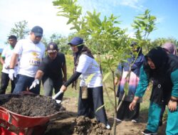 Pj Bupati Aceh Besar Kembali Pimpin Aksi 1 Jam Memungut Sampah dan Tanam Pohon di Ponpes Oemar Diyan