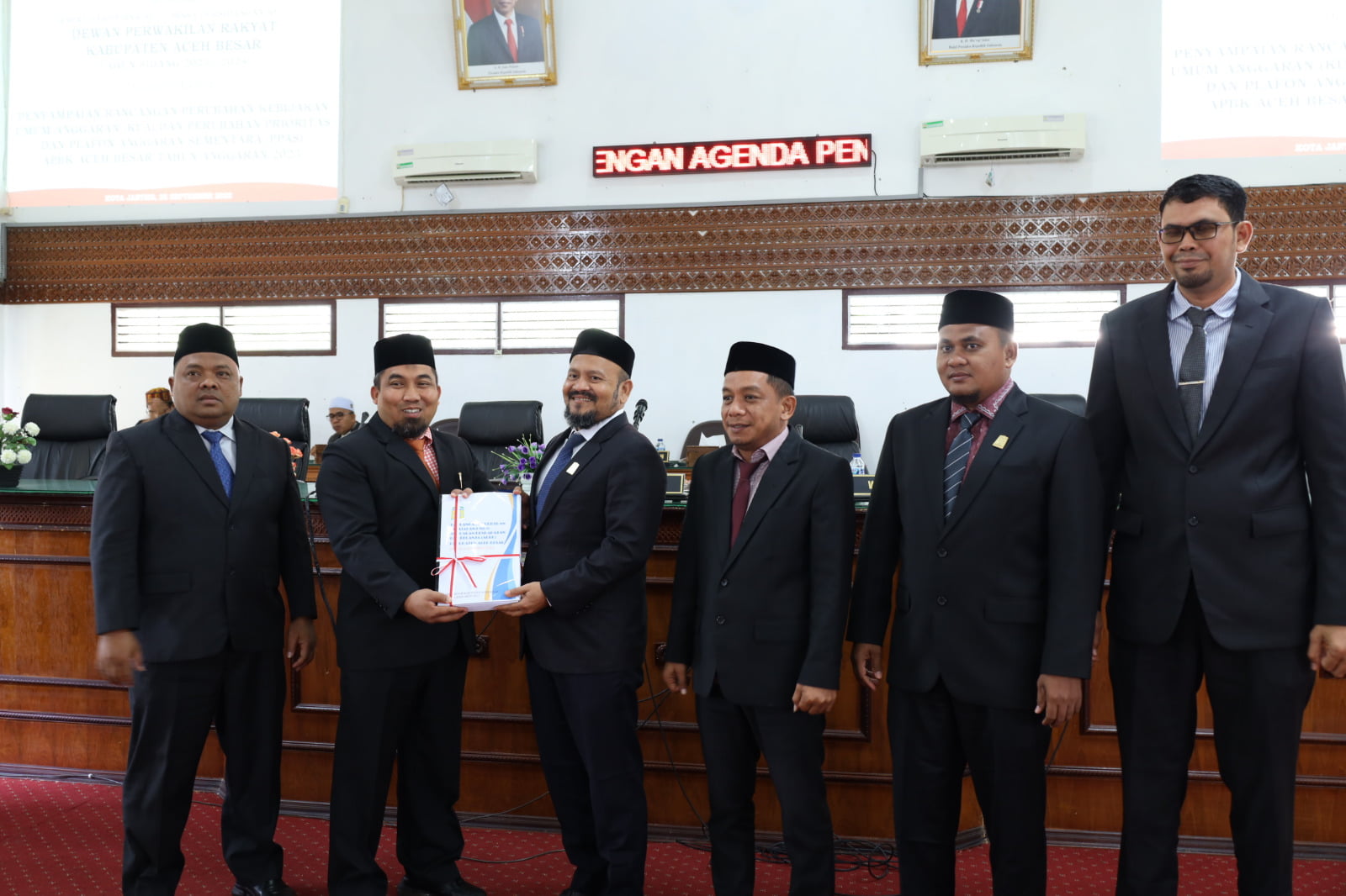 Pj Bupati Sampaikan Rancangan Perubahan KUA dan PPAS ke DPRK Aceh Besar