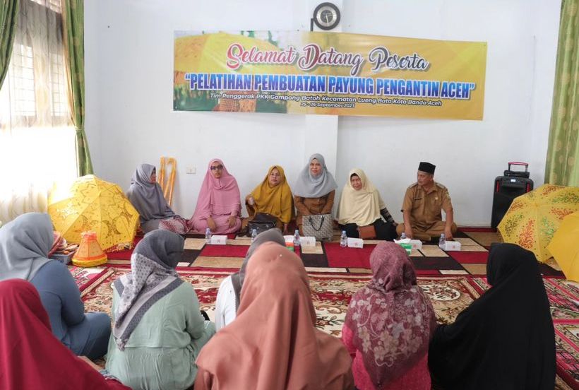 Camat Sukmawati Apresiasi Kegiatan Pelatihan Pembuatan Payung Aceh di Batoh