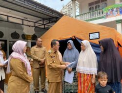 Pj Walikota Serahkan Dokumen Kependudukan pada Korban Kebakaran