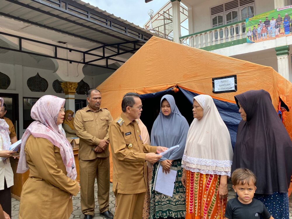 Pj Walikota Serahkan Dokumen Kependudukan pada Korban Kebakaran