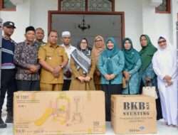 Tekan Stunting, Pj Ketua TP-PKK Aceh Besar Serahkan BKB Kit ke Gampong Lam Ujong