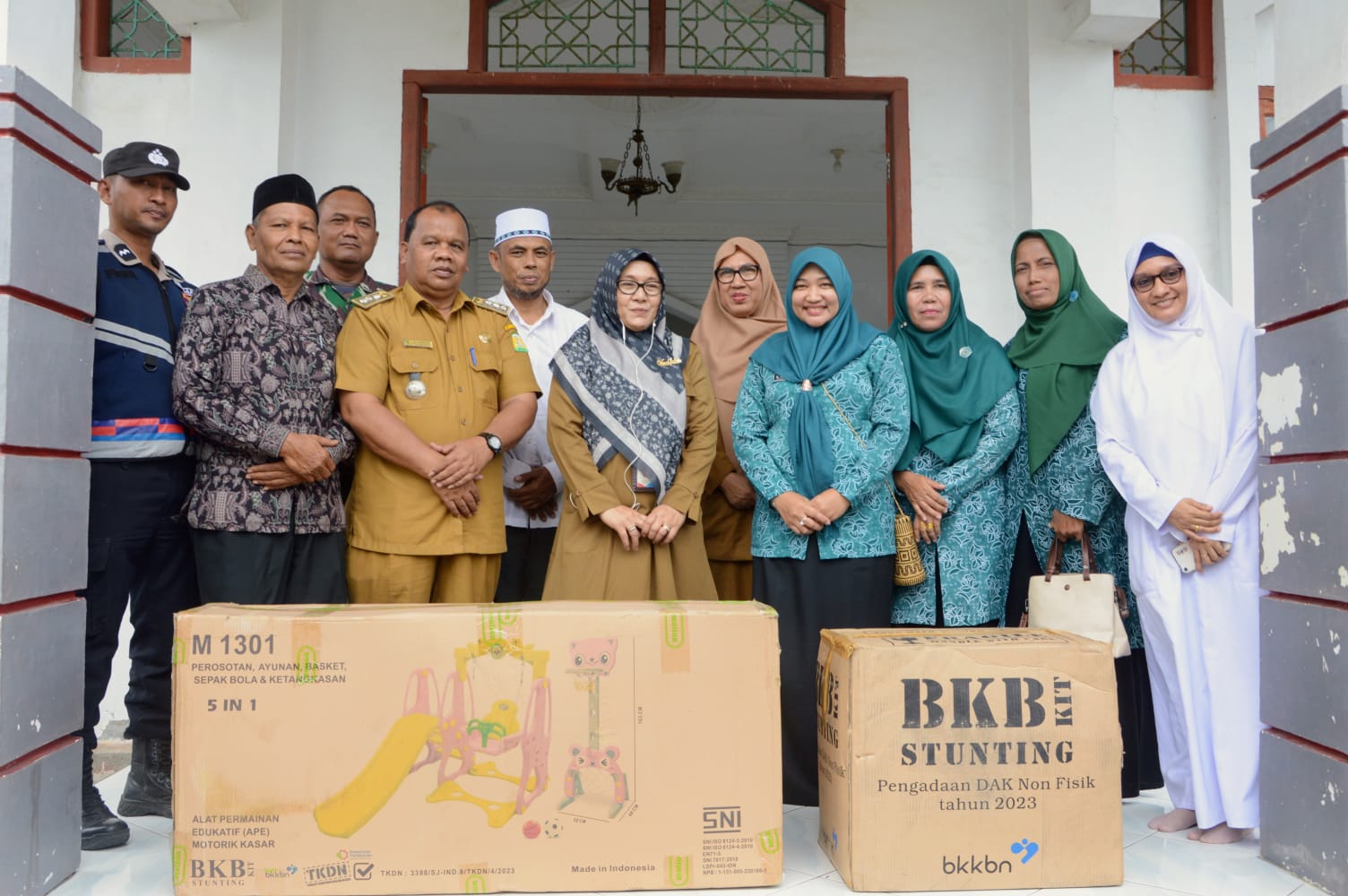 Tekan Stunting, Pj Ketua TP-PKK Aceh Besar Serahkan BKB Kit ke Gampong Lam Ujong