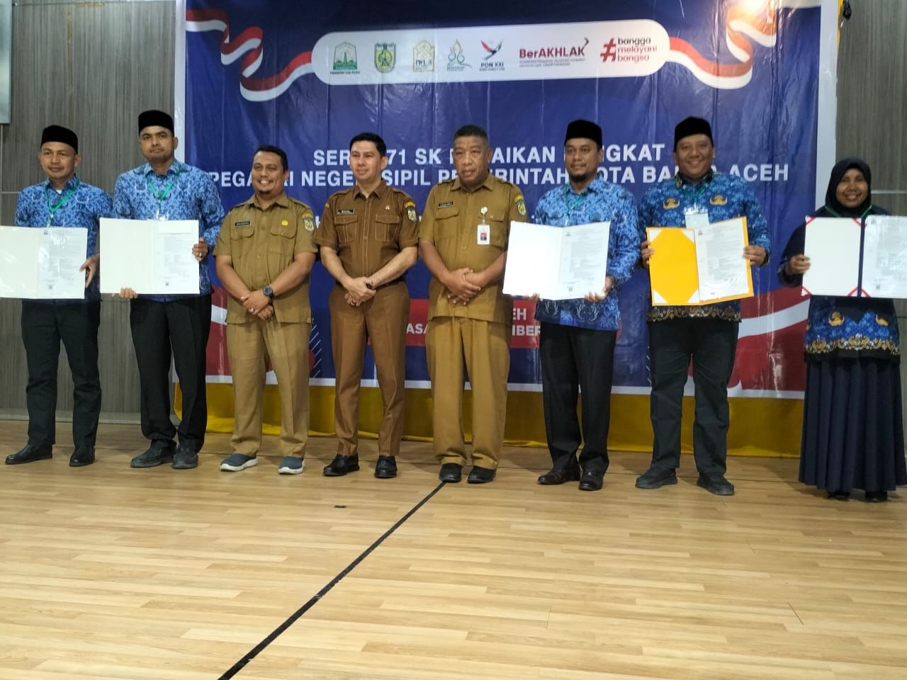 Plt Sekdako Serahkan SK Kenaikan Pangkat Bagi 71 PNS Golongan IV
