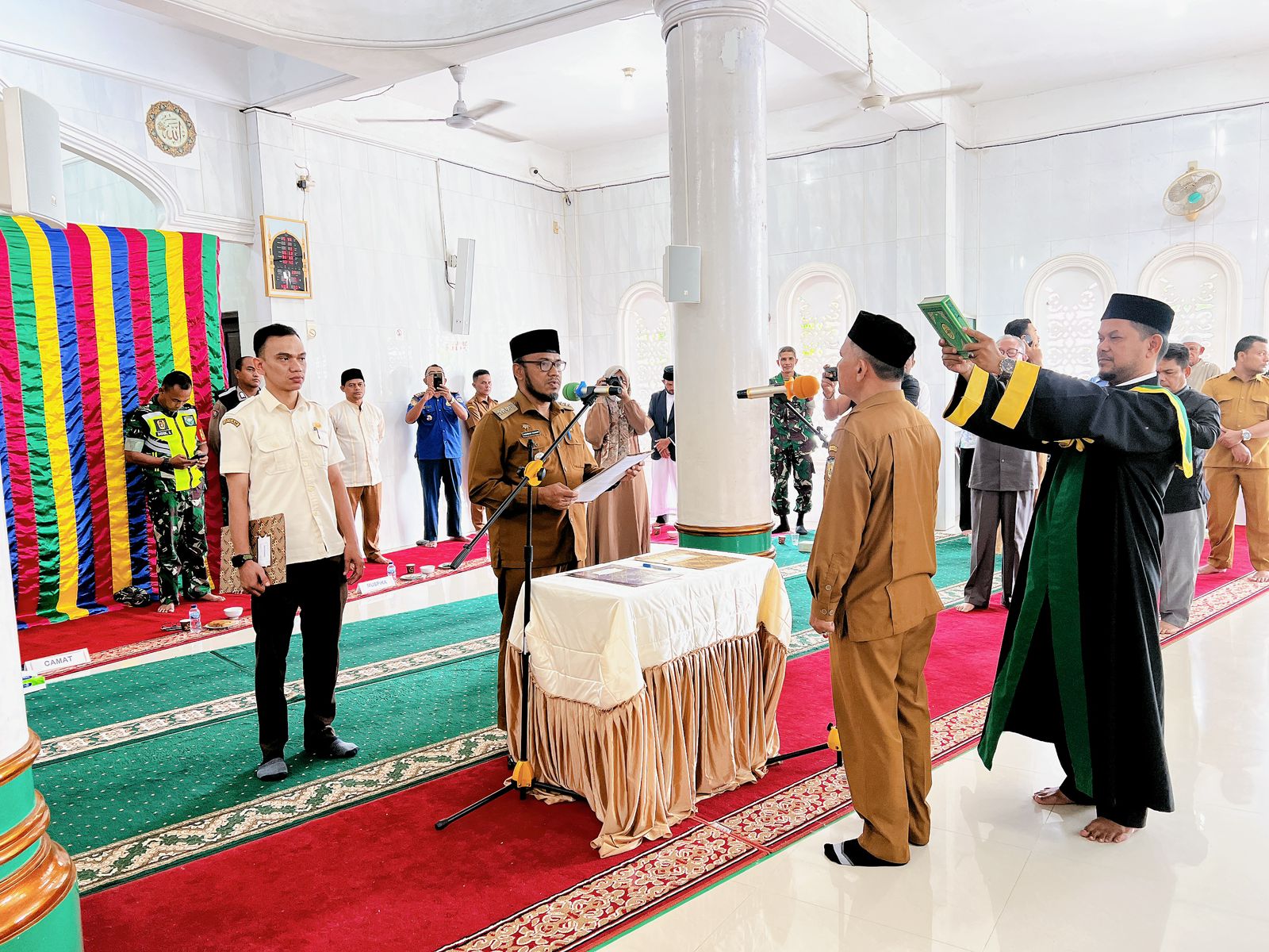 Camat Kadafi Lantik Pj Keuchik Gampong Mibo