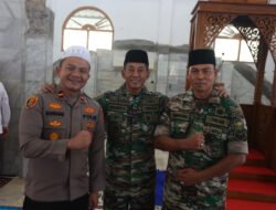 Pangdam IM Silaturahmi dan Shalat Jumat di Masjid Baiturrahim Ulee Lheue.
