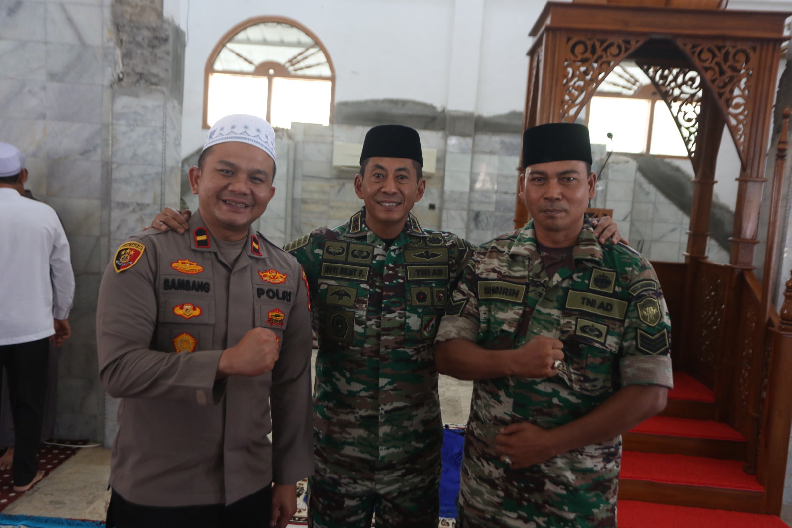 Pangdam IM Silaturahmi dan Shalat Jumat di Masjid Baiturrahim Ulee Lheue.