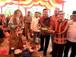 Festival Teut Apam Bagian Pestarian Tradisi Indatu