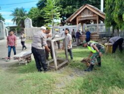 Anggota Koramil 04/Pidie, Muspika dan Masyarakat Adakan Gotong Royong