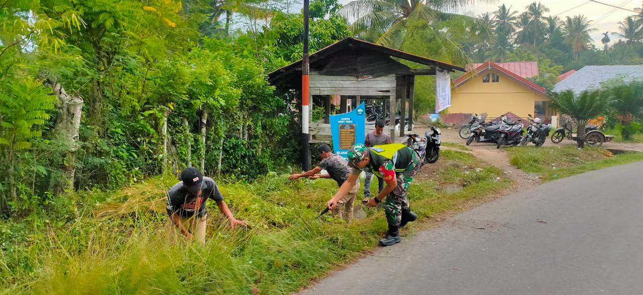 Babinsa Koramil 01/Bireuen Gotong Royong Bersama Masyarakat Sambut Maulid Nabi Muhammad SAW