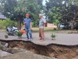 Tinjau Jalan Longsor Gampong Ilie, Anggota DPRK Banda Aceh Musriadi Minta Pemko Segera Perbaiki