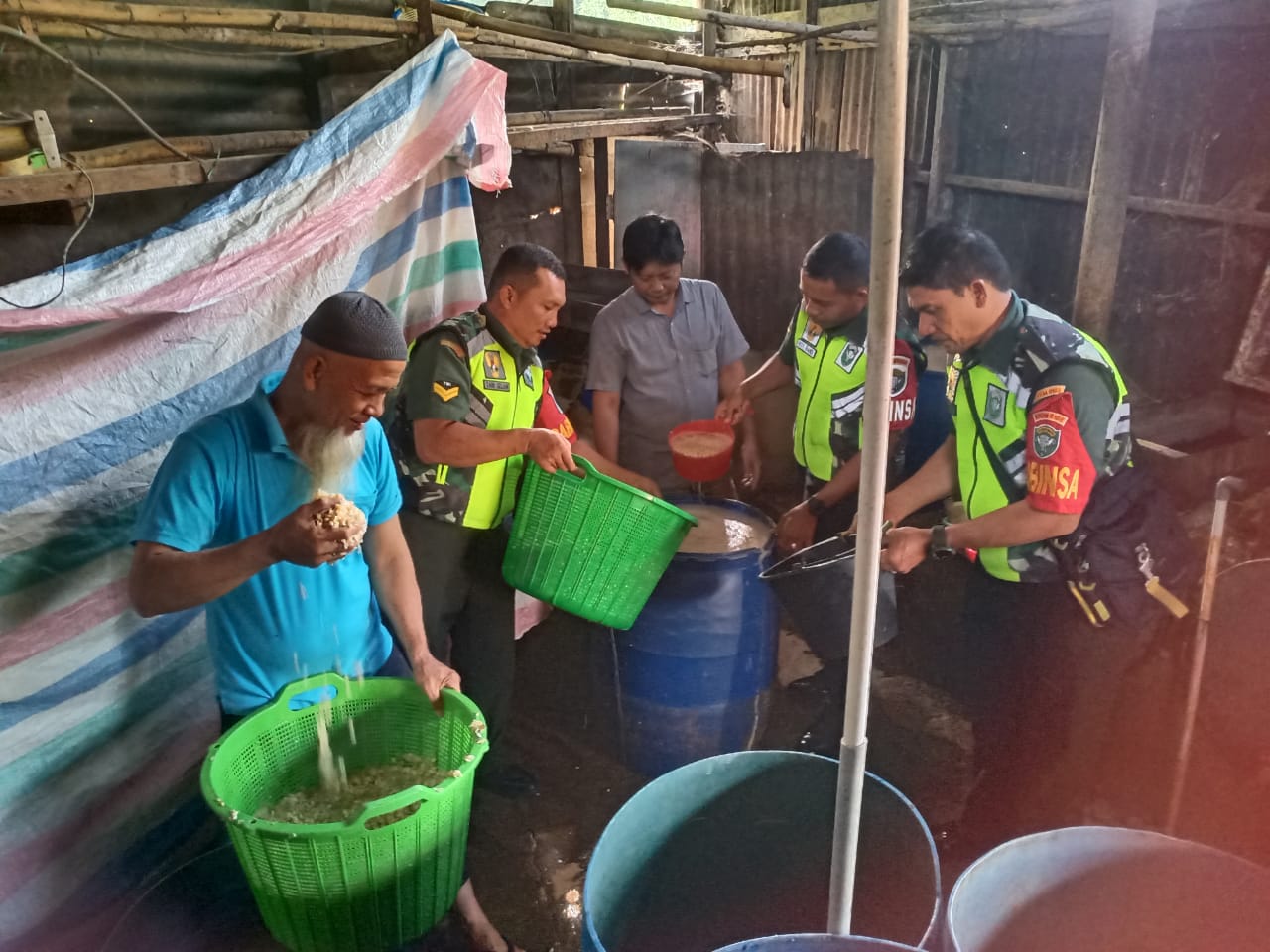 Dukung UMKM Warga Desa Binaan Babinsa Sambangi Pembuat Tempe