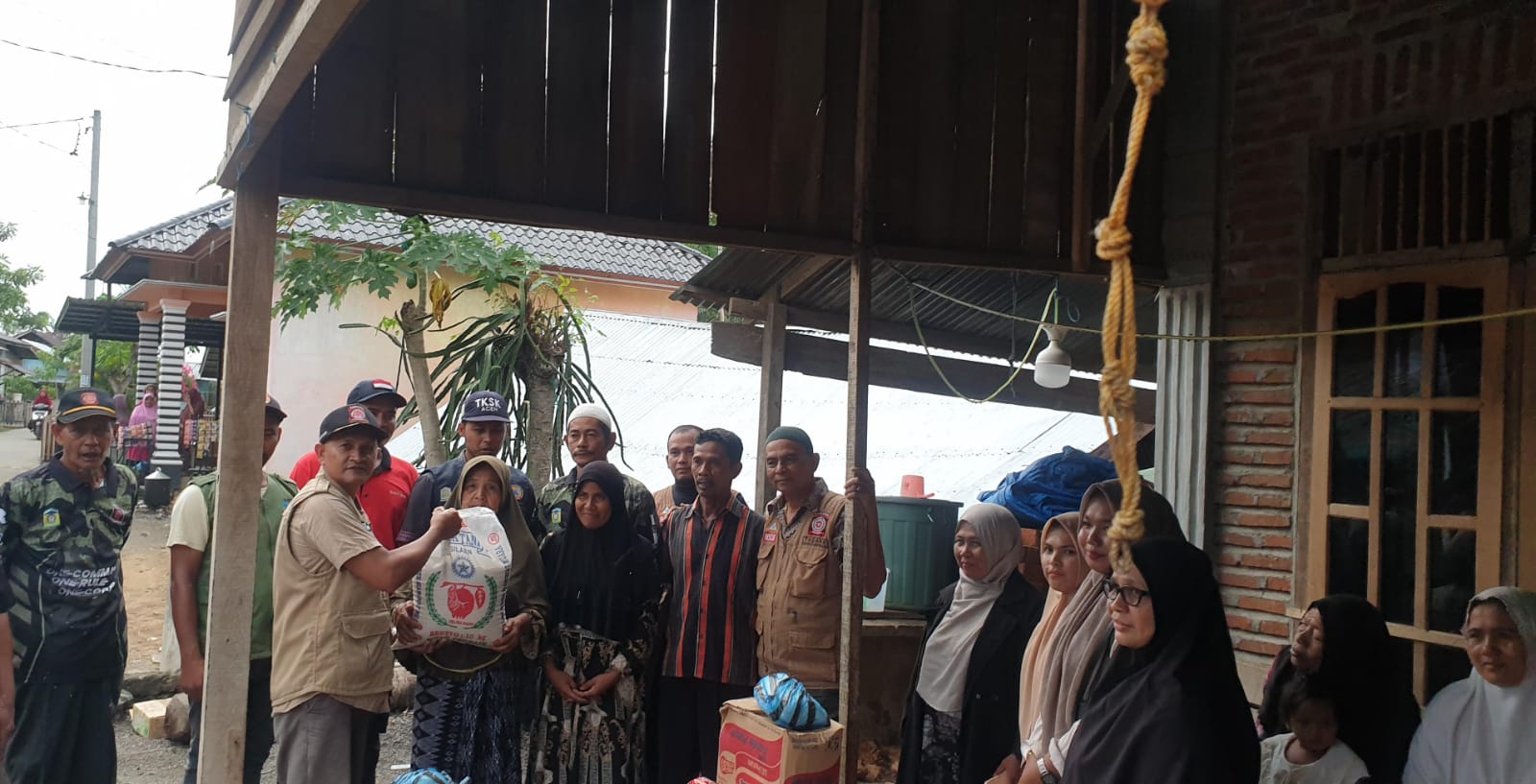 Pemkab Aceh Besar Bantu Korban Angin Kencang di Kuta Cot Glie