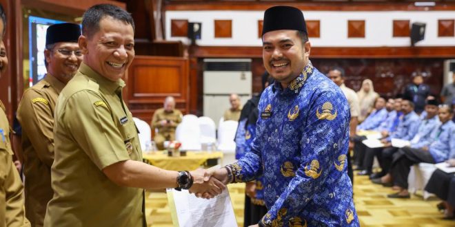 Penjabat Gubernur Serahkan Serentak Secara Digital 3.360 SK Pensiun dan Naik Pangkat PNS se-Aceh