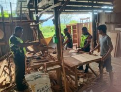 Perkuat Silaturahmi Babinsa Sambangi Warga Binaan Pembuat Kusen Pintu