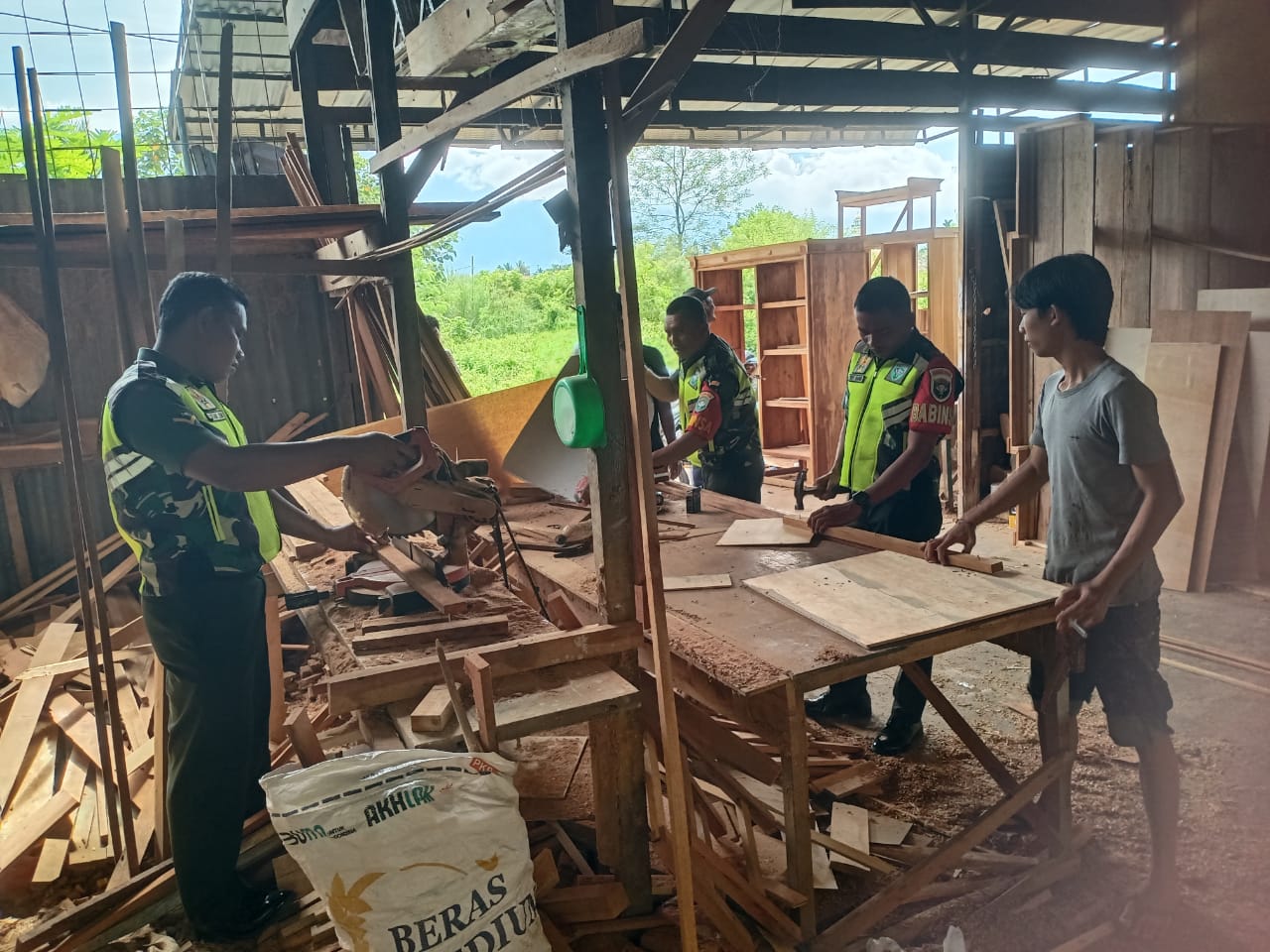 Perkuat Silaturahmi Babinsa Sambangi Warga Binaan Pembuat Kusen Pintu
