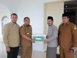 Pj Bupati Aceh Besar Serahkan 40 Al Quran Cetakan Madinah untuk Pesantren Babul Maghfirah