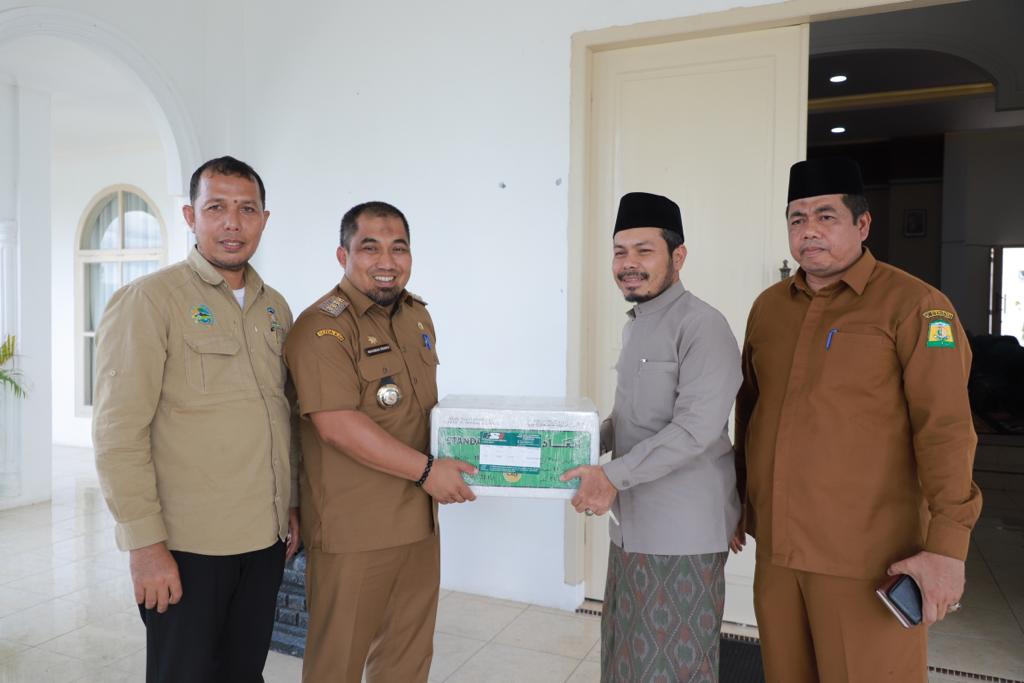 Pj Bupati Aceh Besar Serahkan 40 Al Quran Cetakan Madinah untuk Pesantren Babul Maghfirah