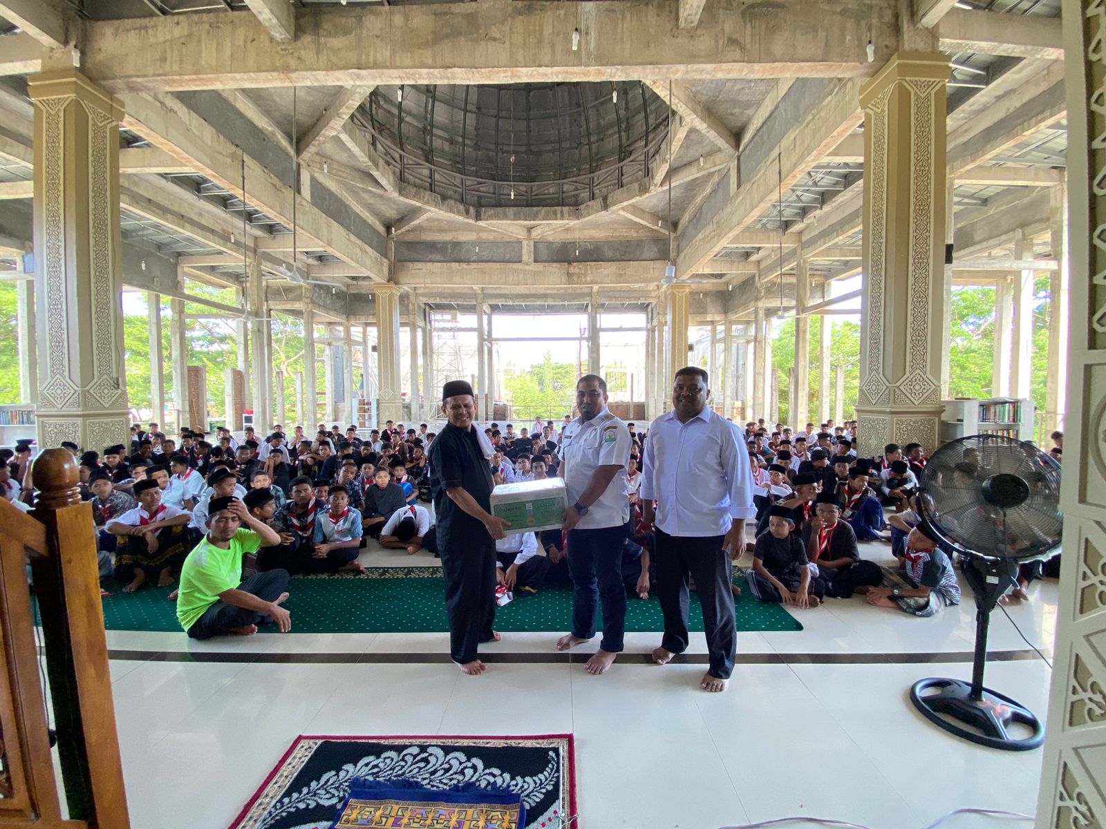 Pj Bupati Aceh Besar Serahkan 40 Al Quran Cetakan Madinah untuk Pesantren Tgk Chik Oemar Diyan