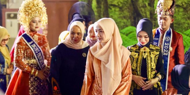 Pj. Ketua PKK Aceh Hadiri Malam Penobatan Agam Inong 2023