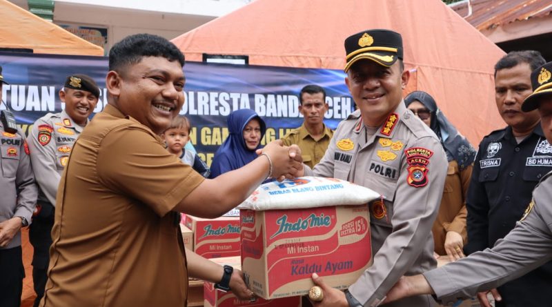 Kapolresta Banda Aceh Bantu Sembako untuk Korban Kebakaran Lueng Bata