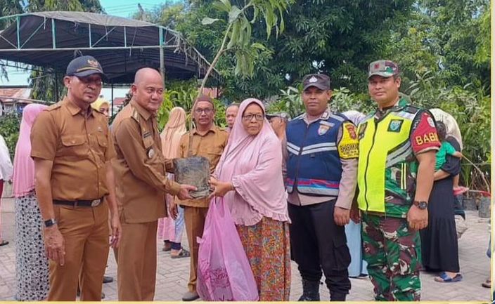 Camat Syiah Kuala Serahkan Secara Simbolis Bantuan Bibit Tanaman