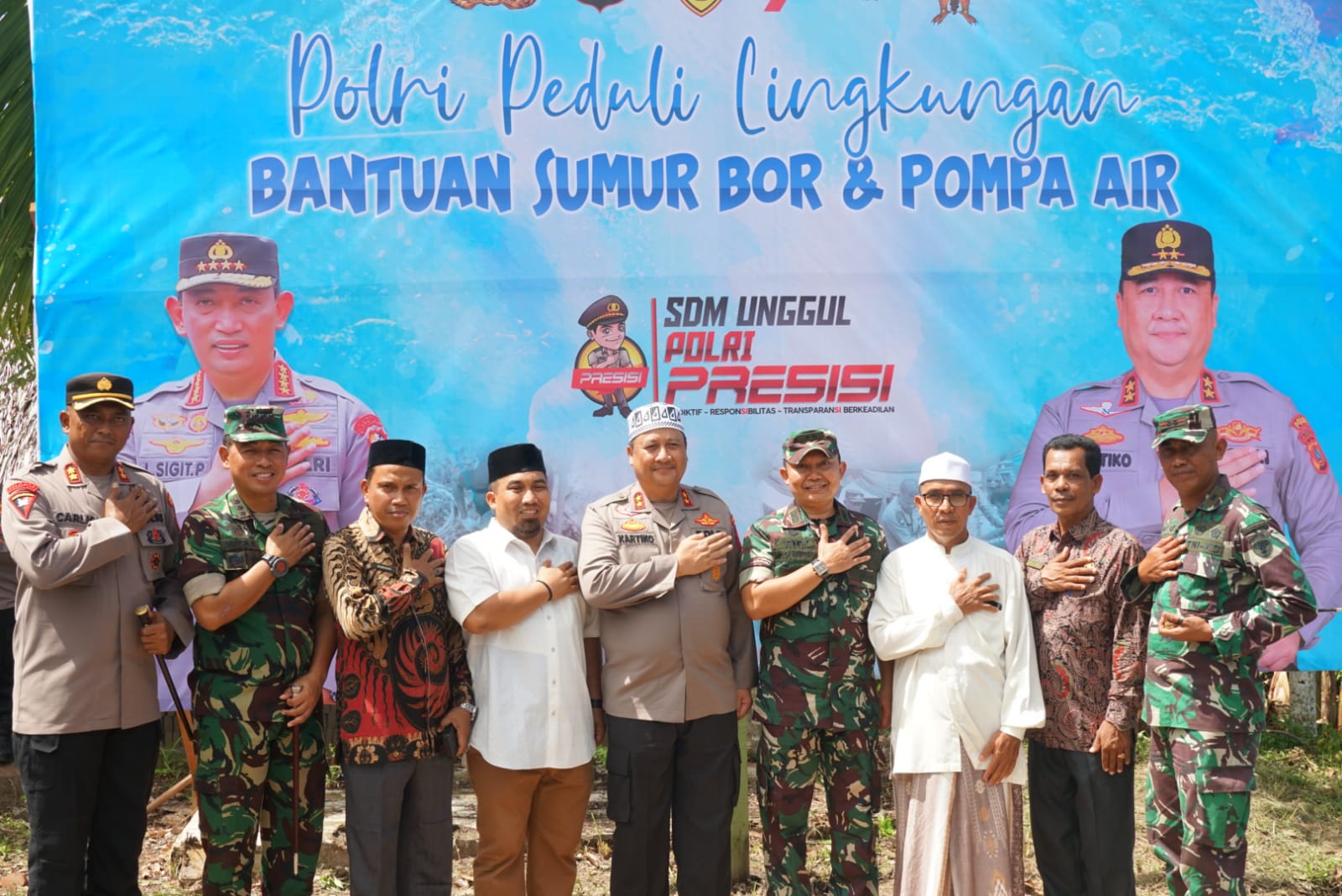 Pj Bupati Iswanto Dampingi Kapolda Aceh Salurkan Bantuan Buku dan Sumur Bor